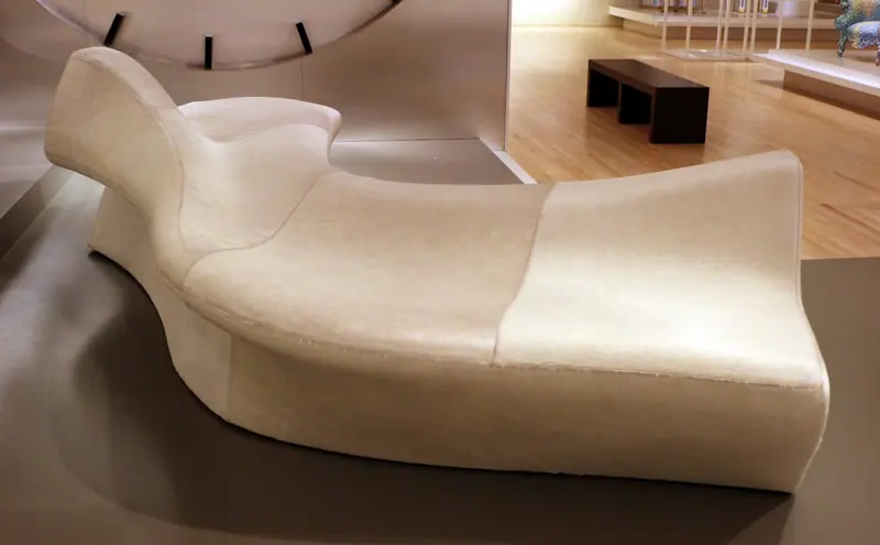 Moraine sofa, Zaha Hadid for Sawaya and Moroni, 2000, photograph by Sailko, CC BY 3.0, Wikimedia Commons